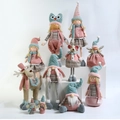 Set di decorazioni natalizie in peluche color pastello con gnomo e renna su base - Collezione di Bambole Rosa Blu Grigio