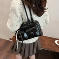 Bolso de hombro negro brillante con bolsillos de solapa y colgante de oso marrón - Con Colgante / Negro