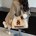 Sac cabas rétro en toile crème avec broderie ours et charm nuage sur le modèle - Avec Pendentif / Blanc Cassé