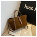 Dettaglio di una borsa tote in pelle scamosciata marrone con chiusura in metallo oro - Marrone
