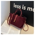 Detalle de bolso tote granate en piel esmerilada con hebilla dorada y escena de libros retro - Talla única / Burdeos