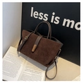 Borsa tote in camoscio marrone scuro con fibbia in ottone e tracolla per donne - Marrone