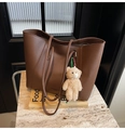 Sac cabas en cuir grainé marron foncé avec breloque ours sur socle en marbre - Avec Pendentif / Marron