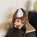 Borsa a tracolla leopardata con ciondolo a forma di orsetto e manici in pelle - Leopardo Marrone