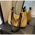 Sac hobo rétro en cuir mat kaki avec chaîne dorée épaisse et détails de bordure noirs - Khaki