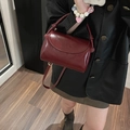Piccola borsa vintage in pelle verniciata bordeaux con tracolla e dettagli dorati - Rosso Ancorra