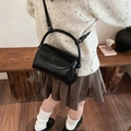 Borsa a spalla Boston nera lucida con manico rigido e finitura in pelle sintetica testurizzata - Nero