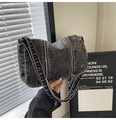 Donkergrijze gewassen denim draagtas met dubbele decoratieve ritsen en brede schouderriem - Zwart
