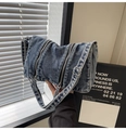 Gewassen blauwe denim draagtas met meerdere ritsen en verstelbare schouderband - Denim Blauw