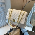 Weiße Stepptasche mit goldener Kette und quadratischem Metallverschluss für Damen - Weiß