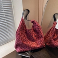 Grand sac hobo léopard bordeaux avec bandoulière en cuir noir à nœud et fini souple - Rouge Pourpre Foncé