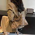 Große Shopper-Tasche mit Leopardenmuster, schwarzen Knotenträgern und Retro-Stil - Khaki