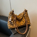 Sac fourre-tout léopard rétro avec anses en cuir nouées et breloque peluche - Marron