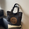 Schwarze Canvas-Tragetasche mit braunem Lederlogo-Patch und rundem Reißverschlussbeutel - Schwarz