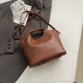 Minimalistische karamellbraune Beuteltasche aus PU-Leder mit Griff und Schultergurt - Braun Ohne Anhänger
