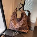 Grand sac hobo léopard avec bandoulière en cuir noir pour une mode automnale chic - café