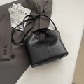 Sac seau rétro noir minimaliste en similicuir plissé mat avec bandoulière réglable - Noir sans Pendentif
