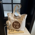 Cremefarbene Canvas-Einkaufstasche mit braunem Logo-Patch und passendem Münzbeutel - Gebrochenes Weiß