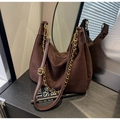 Sac hobo marron foncé en daim mat avec chaîne dorée et bandoulière en cuir - café