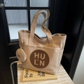 Minimalistische beige Segeltuch-Tasche mit braunem Logo-Patch und kleinem Münzfach - Khaki