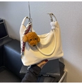 Detalle del bolso hobo beige con cuentas de mármol y un tierno colgante de perro de peluche - Con Colgante / Blanco Roto