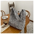 Borsa tote in tela con stampa leopardata bianca e nera in un contesto lifestyle accogliente - Bianco Sporco