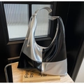 Dettaglio della borsa tote patchwork nera e argento con finitura lucida e ciondolo a sfera - Argento
