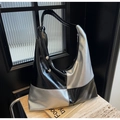 Dettaglio della borsa hobo con design bicolore nero e argento e perle in metallo - Nero