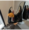 Bolso hobo de charol negro con dije de perro de peluche y logotipo dorado en el asa - Con Colgante / Negro