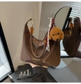 Bolso de media luna de nailon marrón oscuro con letras doradas y colgante de osito - Con Colgante / Marrón