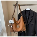 Détail du sac hobo marron grande capacité avec logo M en métal et breloque nuage doux - Orange Avec Pendentif