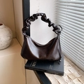 Dunkelbraune Schultertasche in Faltenoptik aus glänzendem Ölwachs-Leder - Braun