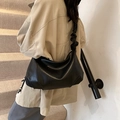 Große schwarze Hobo-Schultertasche mit plissiertem Volant-Riemen und Crescent-Design - Schwarz