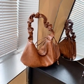 Braune Hobo-Tasche aus Kunstleder mit gerafftem Griff und stilvollem Reißverschluss-Detail - Braun