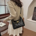 Bolso hobo acolchado negro elegante con cadena dorada y hebilla metálica de mujer - Negro