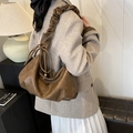 Braune weiche Hobo-Tasche aus Leder mit gefaltetem Schultergurt für stilvolles Pendeln - Sandfarben