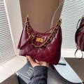 Bolso de hombro media luna de cuero acolchado burdeos con cadena dorada y cierre - Burdeos