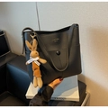 Détail du sac seau en cuir grainé noir avec un joli pendentif de lapin marron - Noir Avec Pendentif Lapin