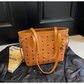 Detail of a brown tote bag with bear patterns and a matching plush bear charm - Brown (With Pendant)