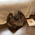 Bolso tote elegante con estampado de leopardo y correas de cadena dorada para mujer - Marrón