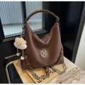 Braune Hobo-Tasche aus Nylon mit Lederbesatz und weißem Wolken-Anhänger - Kaffee mit Anhänger