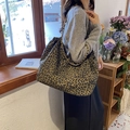 Bolso tote grande de lona con estampado de leopardo, cadenas doradas y cordón - Caqui