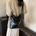 Grand sac cabas noir brillant en similicuir avec cordon pour le quotidien féminin - Noir