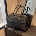 Schwarze Reisetasche aus mattem Nylon mit Ledergriffen und verstellbarem Schultergurt - Schwarz