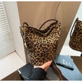 Detalle del bolso de cubo con estampado de leopardo y correa de cuero marrón - Marrón