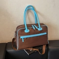 Braune Reisetasche aus Nylon mit blauen Lederdetails und verstellbarem Gurt - Kaffee Und Blau