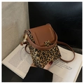 Dettaglio borsa a tracolla leopardata con fibbia dorata e patta in pelle marrone chic - Stile Stampa Leopardata / Marrone