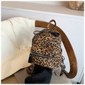 Mini sac à dos imprimé léopard avec bretelles réglables sur une chaise en bois - Marron