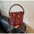 Nahaufnahme der Leoparden-Beuteltasche mit weinrotem Leder und goldener Metallschnalle - Burgunderrot