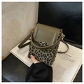 Dettaglio della mini borsa porta cellulare leopardata con patta verde oliva e borchie dorate - Stile Stampa Leopardata / Verde Fagiolo